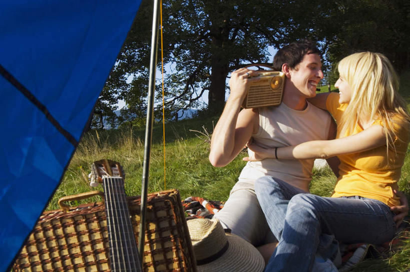 西方人,两个人,家庭,夫妻,抱,笑,微笑,露齿笑,横图,室外,白天,正面,爱情,旅游,度假,草地,草坪,植物,帽子,欧洲,欧洲人,服装,拉杆箱,旅行箱,帐篷,吉他,乐器,弦乐器,浪漫,娱乐,设备,相视,草,衣服,绿色,行李箱,遮阳帽,收音机,箱子,享受,休闲,温暖,温馨,一家人,面对面,恩爱,放松,恋人,服饰,抱着,对视,和睦,信号,无线电,互视,搂着,衣着,穿着,广播,弹拨弦鸣乐器,露营,相对,野营,户外运动,相看,衣饰,无线电技术,男人,男性,年轻男性,年轻女性,女人,女性,白种人,年轻人,夫妇,情侣,搂,搂抱,半身,彩图,伴侣,融洽,弹拨弦乐器