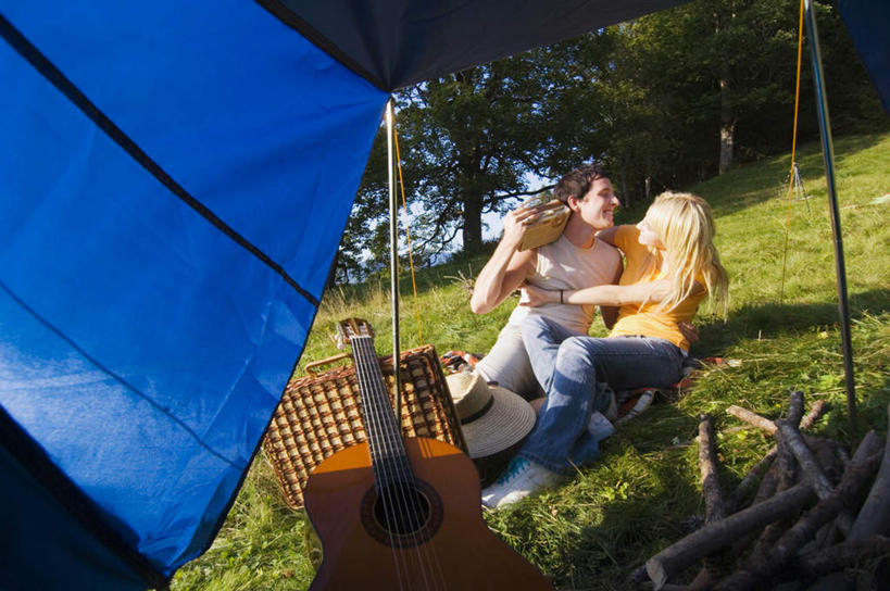 西方人,两个人,家庭,夫妻,抱,笑,交叉,微笑,露齿笑,横图,室外,白天,正面,爱情,聚会,旅游,度假,草地,草坪,植物,竹子,帽子,欧洲,欧洲人,竹制,服装,编织,篮子,帐篷,野餐,吉他,乐器,弦乐器,浪漫,娱乐,设备,相视,草,衣服,绿色,遮阳帽,竹篮,收音机,享受,休闲,温暖,温馨,一家人,面对面,恩爱,放松,恋人,服饰,抱着,竹条,对视,交织,和睦,信号,无线电,竹制品,互视,搂着,衣着,穿着,广播,弹拨弦鸣乐器,露营,相对,野营,户外运动,相看,野炊,衣饰,穿插,无线电技术,男人,男性,年轻男性,年轻女性,女人,女性,白种人,年轻人,夫妇,情侣,搂,搂抱,彩图,全身,伴侣,融洽,弹拨弦乐器