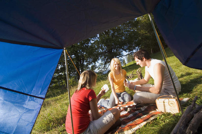 西方人,三个人,伙伴,朋友,坐,笑,盘腿,微笑,露齿笑,横图,室外,白天,正面,旅游,度假,游戏,友谊,赌博,贪欲,竞争,草地,草坪,植物,扑克牌,纸牌,玩具,扑克,欧洲,欧洲人,服装,帐篷,玩,注视,娱乐,设备,刺激,草,衣服,绿色,收音机,观察,看,享受,休闲,放松,服饰,观看,活动,信号,无线电,察看,衣着,穿着,发泄,关注,消遣,智力,广播,赌具,露营,野营,户外运动,投机,侥幸,欲望,宣泄,衣饰,无线电技术,友情,男人,男性,年轻男性,年轻女性,女人,女性,白种人,盘腿而坐,盘膝,盘着腿的,盘着腿坐,双腿交叉,玩耍,嬉戏,坐着,半身,彩图,胜负,输赢