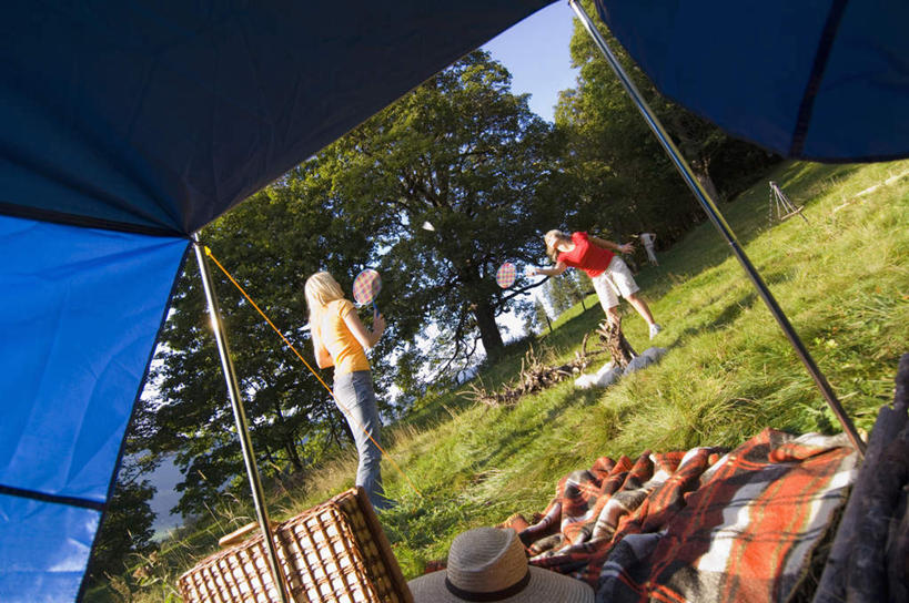 西方人,两个人,伙伴,朋友,横图,室外,白天,侧面,锻炼,旅游,度假,友谊,运动,羽毛球,植物,羽毛,欧洲,欧洲人,阴影,服装,光线,影子,帐篷,球拍,羽毛球拍,羽毛球装备,娱乐,运动器械,树,树木,衣服,绿色,阳光,自然,享受,休闲,健身器械,放松,服饰,生长,成长,衣着,穿着,露营,野营,健身器材,户外运动,羽毛球球拍,衣饰,体育,友情,羽毛球运动,年轻女性,女人,女性,白种人,彩图,全身,健身,运动器材