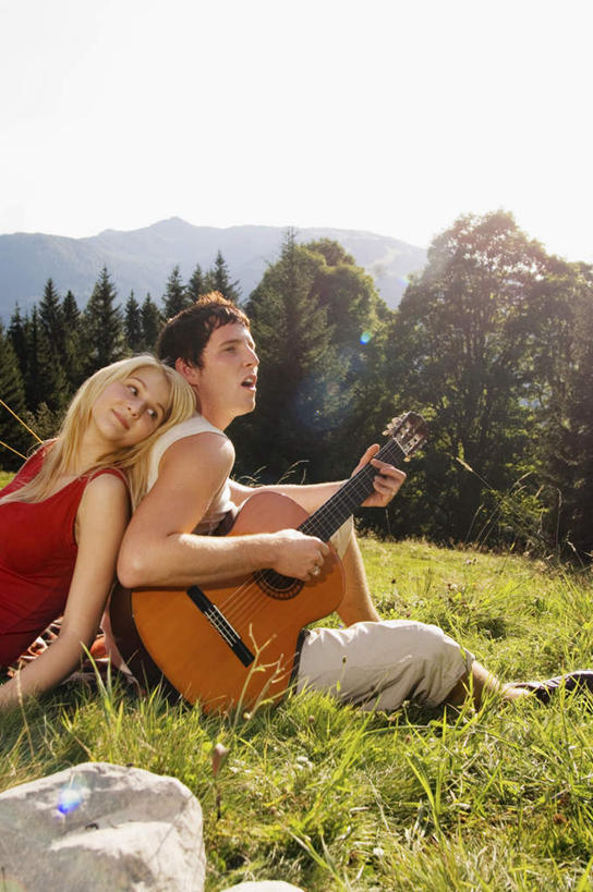 西方人,两个人,夫妻,坐,笑,微笑,露齿笑,竖图,室外,白天,侧面,爱情,旅游,度假,安全,草地,草坪,植物,欧洲,欧洲人,阴影,服装,光线,影子,帐篷,吉他,乐器,弦乐器,浪漫,依靠,注视,娱乐,草,树,树木,衣服,绿色,阳光,自然,观察,看,倚靠,背靠背,享受,休闲,恩爱,放松,背对背,恋人,服饰,生长,成长,观看,察看,衣着,穿着,关注,弹拨弦鸣乐器,露营,野营,户外运动,衣饰,信任,男人,男性,年轻男性,年轻女性,女人,女性,白种人,情侣,坐着,半身,彩图,伴侣,弹拨弦乐器