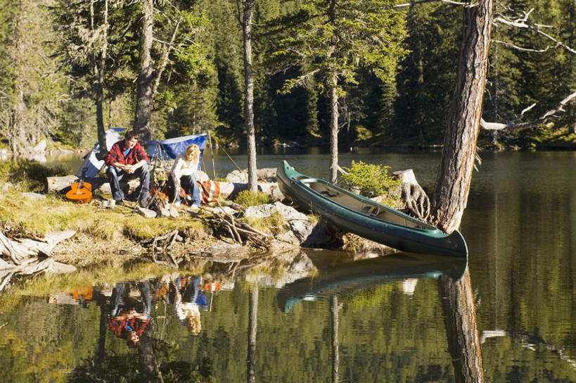 西方人,两个人,夫妻,坐,横图,室外,白天,正面,爱情,旅游,度假,湖,湖泊,水,植物,船,欧洲,欧洲人,波纹,服装,帐篷,湖面,水流,水面,吉他,乐器,弦乐器,涟漪,浪漫,注视,娱乐,树,树木,衣服,绿色,倒影,水纹,自然,波浪,湖水,观察,看,享受,休闲,恩爱,放松,恋人,服饰,生长,成长,观看,察看,倒映,篝火,衣着,穿着,关注,弹拨弦鸣乐器,露营,野营,户外运动,水晕,衣饰,反照,男人,男性,年轻男性,年轻女性,女人,女性,白种人,夫妇,情侣,坐着,彩图,全身,伴侣,弹拨弦乐器