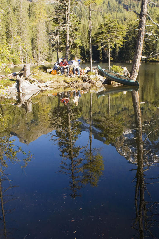 西方人,两个人,夫妻,坐,竖图,室外,白天,正面,爱情,旅游,度假,湖,湖泊,水,植物,船,欧洲,欧洲人,波纹,服装,帐篷,湖面,水流,水面,吉他,乐器,弦乐器,涟漪,浪漫,注视,娱乐,树,树木,衣服,绿色,倒影,水纹,自然,波浪,湖水,观察,看,享受,休闲,恩爱,放松,恋人,服饰,生长,成长,观看,察看,倒映,篝火,衣着,穿着,关注,弹拨弦鸣乐器,露营,野营,户外运动,水晕,衣饰,反照,男人,男性,年轻男性,年轻女性,女人,女性,白种人,夫妇,情侣,坐着,彩图,全身,伴侣,弹拨弦乐器