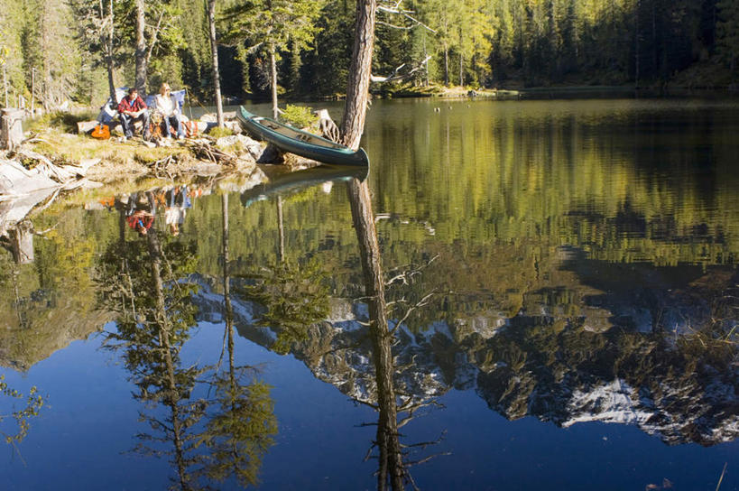 西方人,两个人,夫妻,坐,横图,室外,白天,正面,爱情,旅游,度假,湖,湖泊,水,植物,船,欧洲,欧洲人,波纹,服装,帐篷,湖面,水流,水面,吉他,乐器,弦乐器,涟漪,浪漫,注视,娱乐,树,树木,衣服,绿色,倒影,水纹,自然,波浪,湖水,观察,看,享受,休闲,恩爱,放松,恋人,服饰,生长,成长,观看,察看,倒映,篝火,衣着,穿着,关注,弹拨弦鸣乐器,露营,野营,户外运动,水晕,衣饰,反照,男人,男性,年轻男性,年轻女性,女人,女性,白种人,夫妇,情侣,坐着,彩图,全身,伴侣,弹拨弦乐器