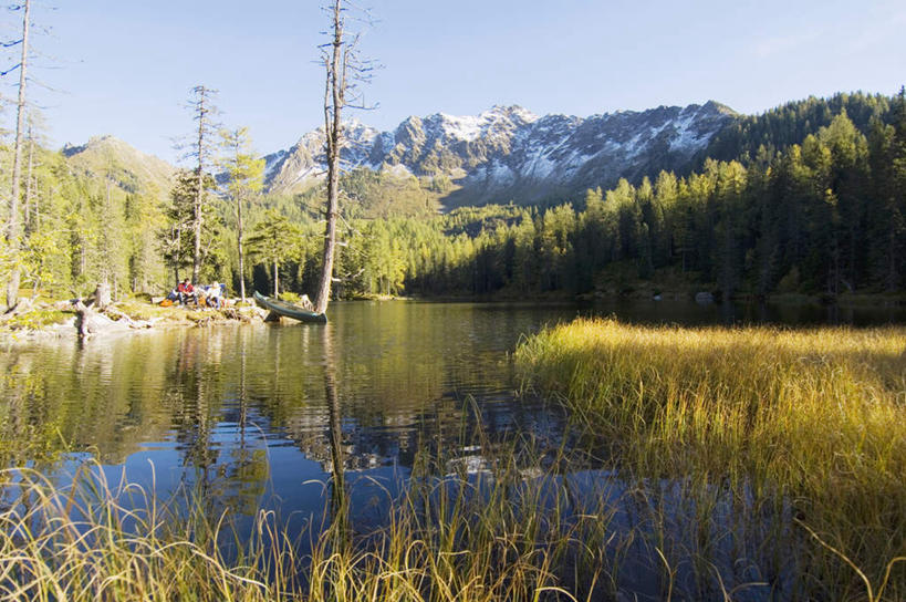 西方人,两个人,夫妻,坐,横图,室外,白天,正面,爱情,旅游,度假,湖,湖泊,石头,山,山脉,水,植物,船,欧洲,欧洲人,阴影,波纹,服装,光线,石子,影子,帐篷,湖面,山峰,水流,水面,吉他,乐器,弦乐器,涟漪,山峦,浪漫,注视,娱乐,树,树木,衣服,蓝色,绿色,倒影,蓝天,水纹,天空,阳光,自然,波浪,湖水,群山,天,观察,看,享受,休闲,恩爱,放松,恋人,服饰,生长,晴朗,成长,观看,察看,倒映,篝火,衣着,穿着,关注,弹拨弦鸣乐器,露营,野营,户外运动,万里无云,水晕,衣饰,反照,男人,男性,年轻男性,年轻女性,女人,女性,白种人,夫妇,情侣,石块,岩石,晴空,晴空万里,坐着,彩图,全身,伴侣,弹拨弦乐器