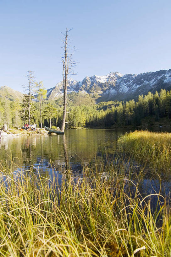 西方人,两个人,夫妻,坐,竖图,室外,白天,正面,爱情,旅游,度假,湖,湖泊,石头,山,山脉,水,植物,船,欧洲,欧洲人,阴影,波纹,服装,光线,石子,影子,帐篷,湖面,山峰,水流,水面,吉他,乐器,弦乐器,涟漪,山峦,浪漫,注视,娱乐,树,树木,衣服,蓝色,绿色,倒影,蓝天,水纹,天空,阳光,自然,波浪,湖水,群山,天,观察,看,享受,休闲,恩爱,放松,恋人,服饰,生长,晴朗,成长,观看,察看,倒映,篝火,衣着,穿着,关注,弹拨弦鸣乐器,露营,野营,户外运动,万里无云,水晕,衣饰,反照,男人,男性,年轻男性,年轻女性,女人,女性,白种人,夫妇,情侣,石块,岩石,晴空,晴空万里,坐着,彩图,全身,伴侣,弹拨弦乐器