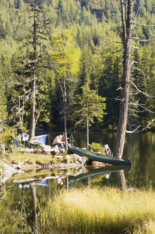 西方人,两个人,夫妻,坐,竖图,室外,白天,正面,爱情,旅游,度假,湖,湖泊,水,植物,船,欧洲,欧洲人,波纹,服装,帐篷,湖面,水流,水面,吉他,乐器,弦乐器,涟漪,浪漫,注视,娱乐,树,树木,衣服,绿色,倒影,水纹,自然,波浪,湖水,观察,看,享受,休闲,恩爱,放松,恋人,服饰,生长,成长,观看,察看,倒映,篝火,衣着,穿着,关注,弹拨弦鸣乐器,露营,野营,户外运动,水晕,衣饰,反照,男人,男性,年轻男性,年轻女性,女人,女性,白种人,夫妇,情侣,坐着,彩图,全身,伴侣,弹拨弦乐器