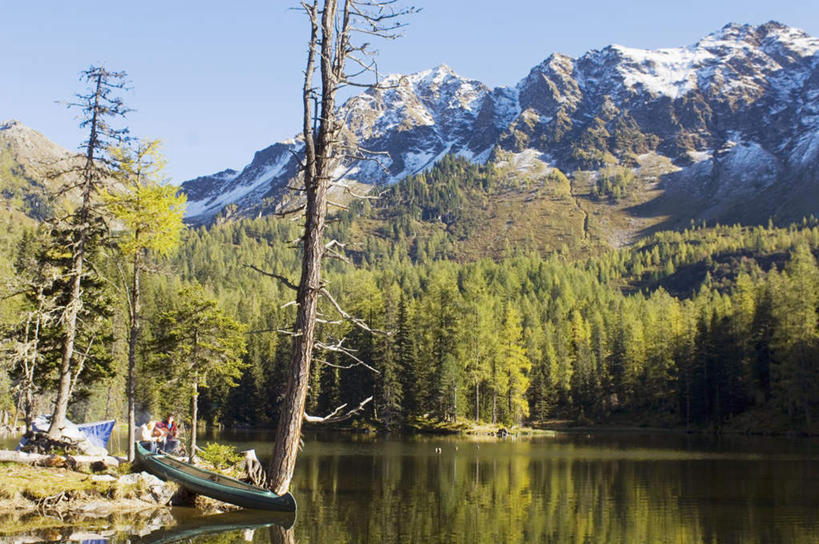 西方人,两个人,夫妻,坐,横图,室外,白天,正面,爱情,旅游,度假,湖,湖泊,石头,山,山脉,水,植物,船,欧洲,欧洲人,阴影,波纹,服装,光线,石子,影子,帐篷,湖面,山峰,水流,水面,吉他,乐器,弦乐器,涟漪,山峦,浪漫,注视,娱乐,树,树木,衣服,蓝色,绿色,倒影,蓝天,水纹,天空,阳光,自然,波浪,湖水,群山,天,观察,看,享受,休闲,恩爱,放松,恋人,服饰,生长,晴朗,成长,观看,察看,倒映,篝火,衣着,穿着,关注,弹拨弦鸣乐器,露营,野营,户外运动,万里无云,水晕,衣饰,反照,男人,男性,年轻男性,年轻女性,女人,女性,白种人,夫妇,情侣,石块,岩石,晴空,晴空万里,坐着,彩图,全身,伴侣,弹拨弦乐器