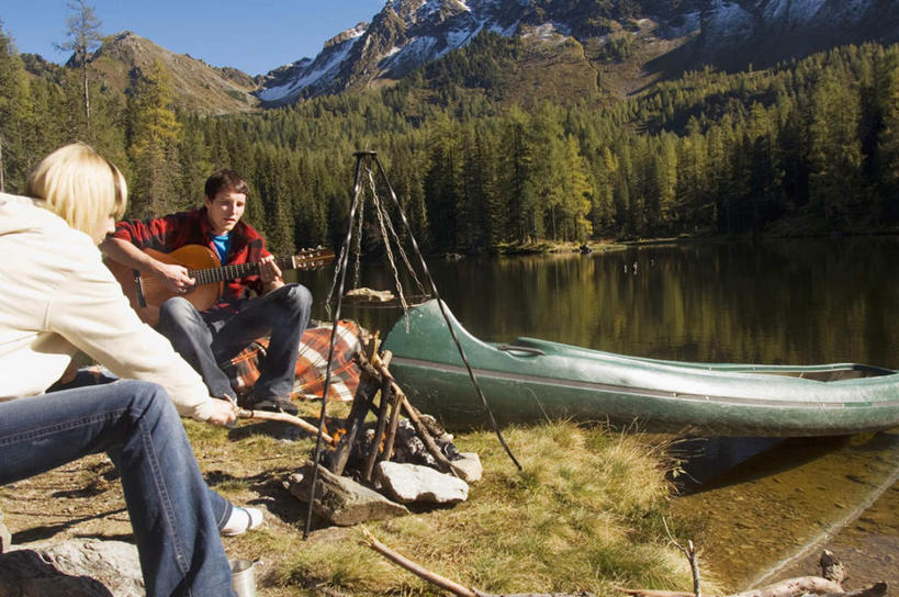 西方人,两个人,夫妻,坐,横图,室外,白天,正面,爱情,旅游,度假,湖,湖泊,石头,山,山脉,水,植物,船,欧洲,欧洲人,阴影,波纹,服装,光线,石子,影子,帐篷,湖面,山峰,水流,水面,吉他,乐器,弦乐器,涟漪,山峦,浪漫,注视,娱乐,树,树木,衣服,蓝色,绿色,倒影,蓝天,水纹,天空,阳光,自然,波浪,湖水,群山,天,观察,看,享受,休闲,恩爱,放松,恋人,服饰,生长,晴朗,成长,观看,察看,倒映,篝火,衣着,穿着,关注,弹拨弦鸣乐器,露营,野营,户外运动,万里无云,水晕,衣饰,反照,男人,男性,年轻男性,年轻女性,女人,女性,白种人,夫妇,情侣,石块,岩石,晴空,晴空万里,坐着,半身,彩图,伴侣,弹拨弦乐器
