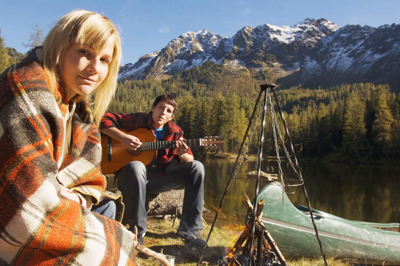 西方人,两个人,夫妻,坐,横图,室外,白天,正面,爱情,旅游,度假,湖,湖泊,石头,山,山脉,水,植物,船,欧洲,欧洲人,阴影,波纹,服装,光线,石子,影子,帐篷,湖面,山峰,水流,水面,吉他,乐器,弦乐器,涟漪,山峦,浪漫,注视,娱乐,树,树木,衣服,蓝色,绿色,倒影,蓝天,水纹,天空,阳光,自然,波浪,湖水,群山,天,观察,看,享受,休闲,恩爱,放松,恋人,服饰,生长,晴朗,成长,观看,察看,倒映,篝火,衣着,穿着,关注,弹拨弦鸣乐器,露营,野营,户外运动,万里无云,水晕,衣饰,反照,男人,男性,年轻男性,年轻女性,女人,女性,白种人,夫妇,情侣,石块,岩石,晴空,晴空万里,坐着,半身,彩图,伴侣,弹拨弦乐器