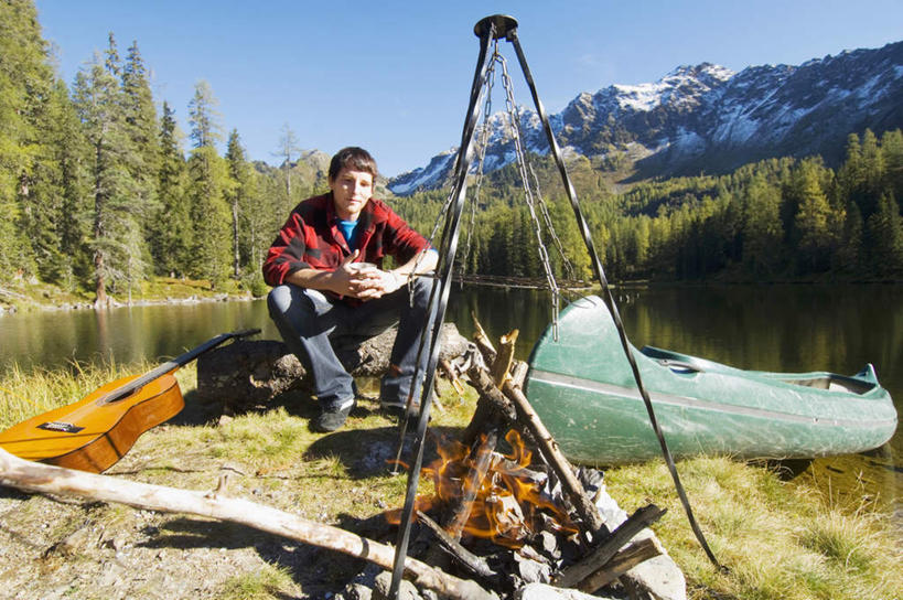 西方人,一个人,坐,横图,室外,白天,正面,旅游,度假,湖,湖泊,石头,山,山脉,水,植物,船,欧洲,欧洲人,仅一个男性,仅一个人,阴影,波纹,服装,光线,石子,影子,湖面,山峰,水流,水面,吉他,乐器,弦乐器,涟漪,山峦,注视,娱乐,树,树木,仅一个年轻男性,衣服,蓝色,绿色,倒影,蓝天,水纹,天空,阳光,自然,波浪,湖水,群山,天,观察,看,享受,休闲,放松,服饰,生长,晴朗,成长,观看,察看,倒映,篝火,衣着,穿着,关注,弹拨弦鸣乐器,户外运动,万里无云,水晕,衣饰,反照,男人,男性,年轻男性,白种人,石块,岩石,晴空,晴空万里,坐着,彩图,全身,弹拨弦乐器