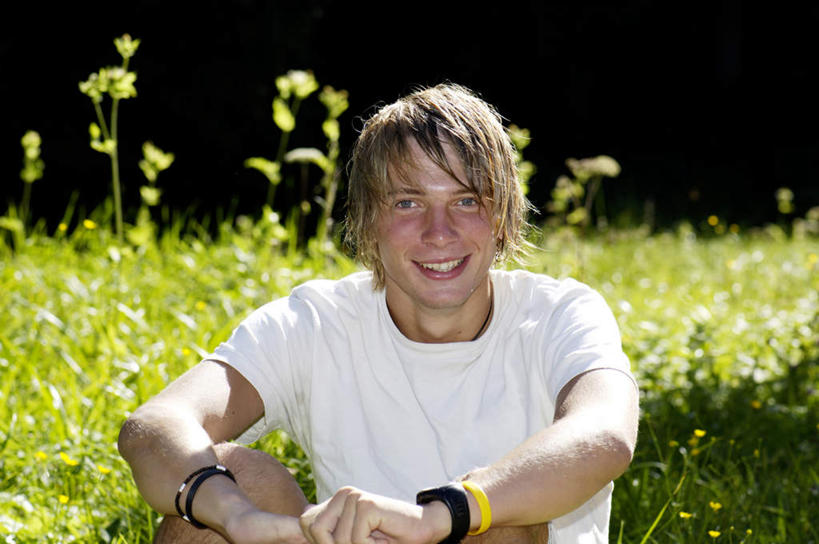 西方人,一个人,坐,笑,微笑,露齿笑,横图,室外,白天,正面,旅游,度假,草地,植物,欧洲,欧洲人,仅一个男性,仅一个人,阴影,服装,光线,影子,注视,娱乐,草,仅一个年轻男性,衣服,绿色,阳光,观察,看,享受,休闲,放松,服饰,观看,察看,衣着,穿着,关注,户外运动,衣饰,男人,男性,年轻男性,白种人,坐着,半身,彩图