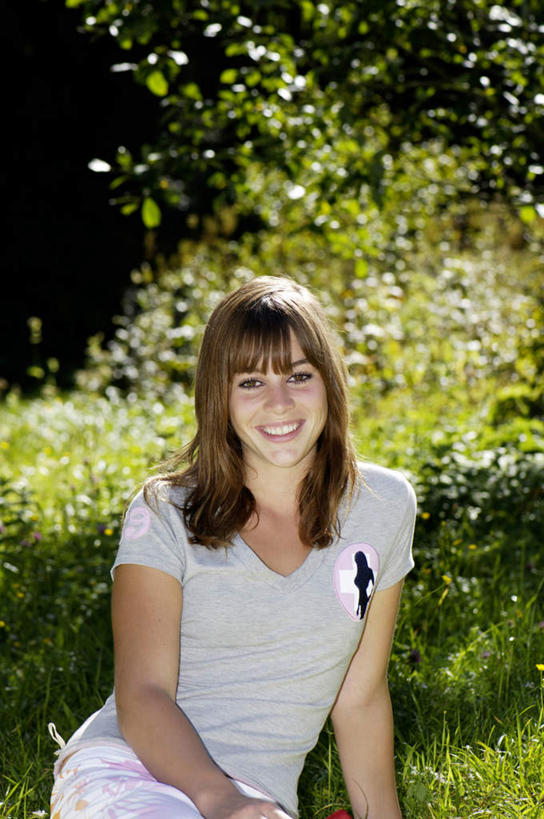 西方人,一个人,坐,笑,微笑,露齿笑,竖图,室外,白天,正面,旅游,度假,草地,植物,欧洲,欧洲人,仅一个年轻女性,仅一个女性,仅一个人,阴影,服装,光线,影子,注视,娱乐,草,衣服,绿色,阳光,观察,看,享受,休闲,放松,服饰,观看,察看,衣着,穿着,关注,户外运动,衣饰,年轻女性,女人,女性,白种人,坐着,半身,彩图