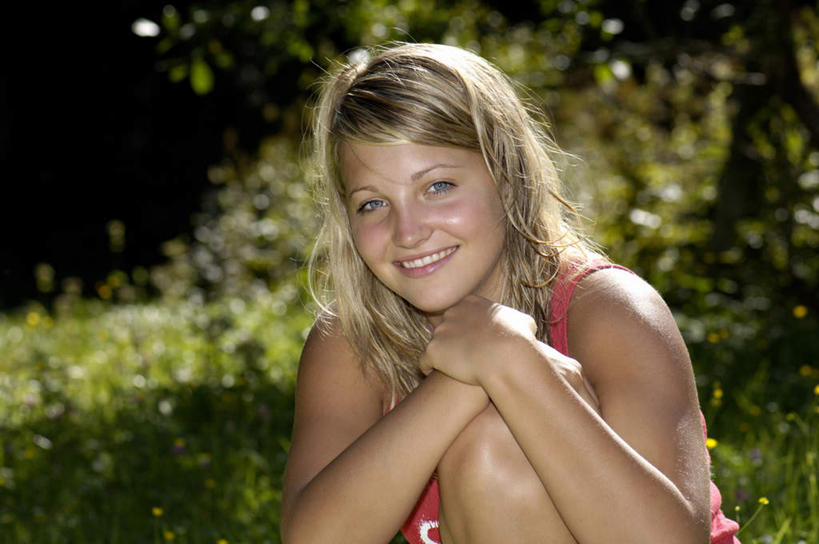 西方人,一个人,坐,笑,微笑,露齿笑,横图,室外,白天,正面,旅游,度假,草地,植物,欧洲,欧洲人,仅一个年轻女性,仅一个女性,仅一个人,阴影,服装,光线,影子,注视,娱乐,草,衣服,绿色,阳光,观察,看,享受,休闲,放松,服饰,观看,察看,衣着,穿着,关注,户外运动,衣饰,年轻女性,女人,女性,白种人,屈膝,坐着,半身,彩图