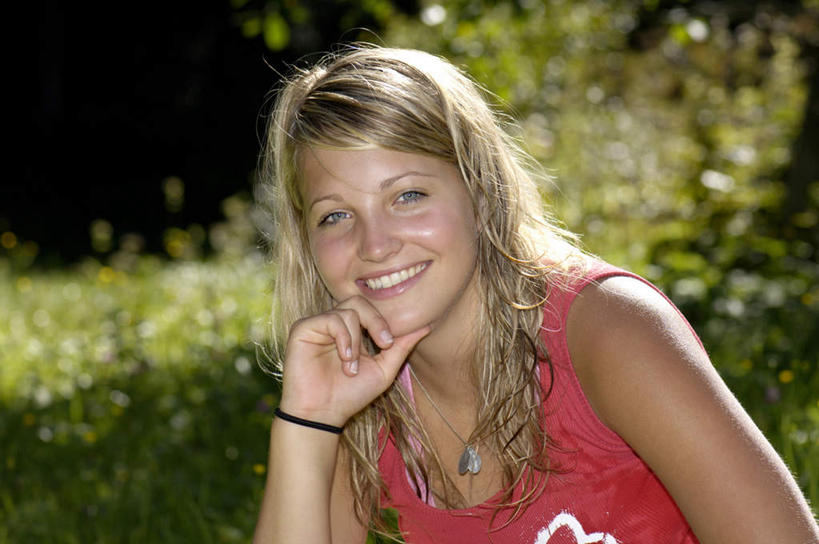 西方人,一个人,坐,笑,微笑,露齿笑,横图,室外,白天,正面,旅游,度假,草地,植物,欧洲,欧洲人,仅一个年轻女性,仅一个女性,仅一个人,撑,阴影,服装,光线,影子,托腮,注视,娱乐,草,衣服,绿色,阳光,观察,看,托,享受,休闲,放松,服饰,观看,察看,衣着,穿着,关注,托下巴,户外运动,衣饰,年轻女性,女人,女性,白种人,坐着,半身,彩图