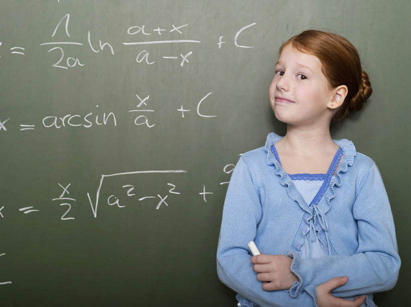 西方人,儿童,一个人,站,笑,微笑,横图,室内,白天,正面,纯洁,欧洲,欧洲人,仅一个女性,仅一个人,握,服装,英文,笔,标志,工具,数字,文字,字符,字母,拿,拿着,注视,标识,小孩,衣服,粉笔,学习用品,黑板,观察,看,站着,仅一个小孩,可爱,童年,童趣,教学,握着,阿拉伯数字,服饰,观看,英文字母,文具用品,察看,衣着,穿着,关注,童真,烂漫,无邪,衣饰,耐磨,白垩,教学黑板,天真,女孩,女人,女性,白种人,孩子,站立,半身,彩图,女生