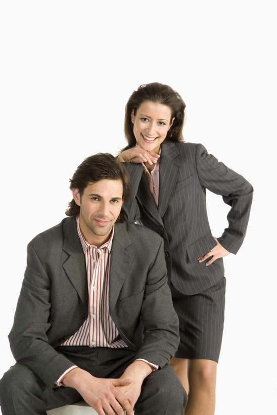 西方人,两个人,同事,商务人士,商务男性,商务女性,站,坐,笑,微笑,露齿笑,竖图,室内,白天,白色背景,正面,衬衫,成功,合作,团队,集体,信心,欧洲,欧洲人,套装,注视,手叉腰,队伍,叉腰,观察,看,站着,摄影,影棚,观看,察看,领导,成就,关注,商务装,合伙,领袖,工薪阶层,男人,男性,年轻男性,年轻女性,女人,女性,白种人,白领,上班族,站立,坐着,半身,彩图,影棚拍摄,衬衣,拍摄