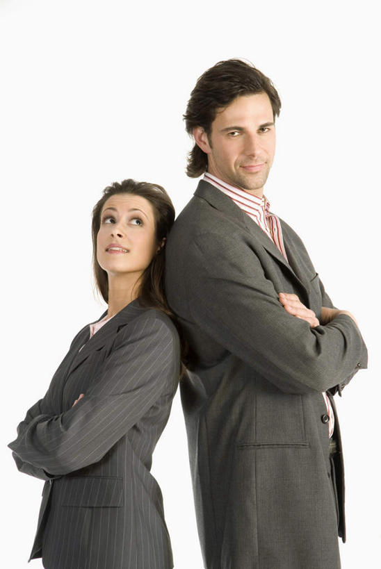 西方人,两个人,同事,商务人士,商务男性,商务女性,站,双手交叉,竖图,室内,白天,白色背景,侧面,衬衫,安全,成功,合作,团队,集体,信心,欧洲,欧洲人,套装,依靠,注视,队伍,观察,看,倚靠,站着,背靠背,背对背,摄影,影棚,观看,察看,领导,双手抱胸,成就,关注,商务装,合伙,领袖,工薪阶层,信任,男人,男性,年轻男性,年轻女性,女人,女性,白种人,白领,上班族,站立,半身,彩图,影棚拍摄,衬衣,拍摄