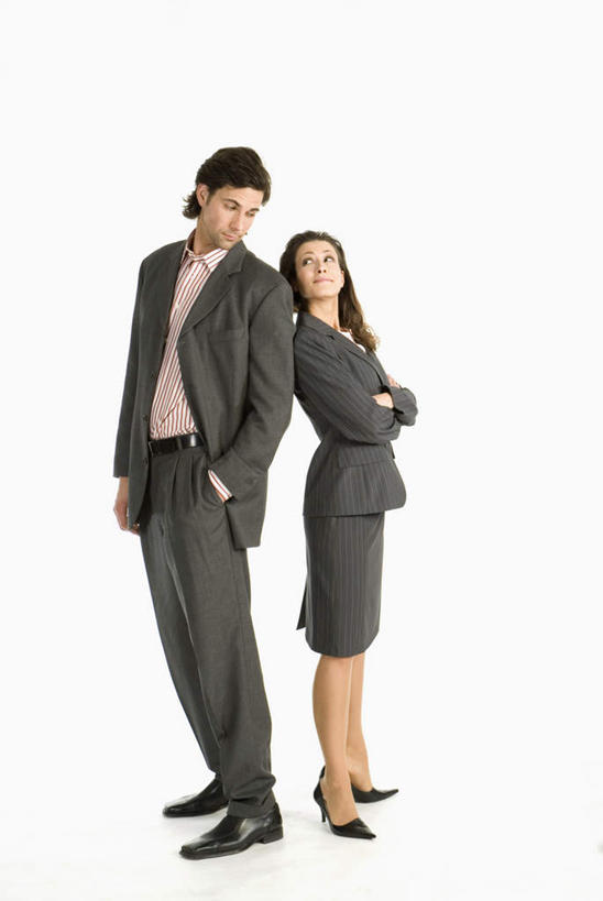 西方人,两个人,同事,商务人士,商务男性,商务女性,站,双手交叉,竖图,室内,白天,白色背景,侧面,衬衫,安全,成功,合作,团队,集体,信心,欧洲,欧洲人,套装,依靠,注视,队伍,观察,看,倚靠,站着,背靠背,背对背,摄影,影棚,观看,察看,领导,双手抱胸,成就,关注,商务装,合伙,领袖,工薪阶层,信任,男人,男性,年轻男性,年轻女性,女人,女性,白种人,白领,上班族,站立,彩图,全身,影棚拍摄,衬衣,拍摄