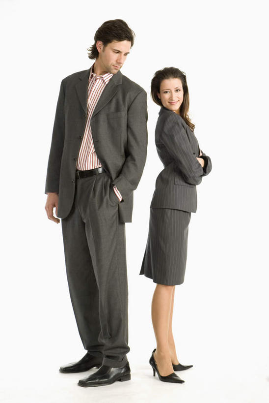 西方人,两个人,同事,商务人士,商务男性,商务女性,站,笑,双手交叉,微笑,竖图,室内,白天,白色背景,侧面,衬衫,安全,成功,合作,团队,集体,信心,欧洲,欧洲人,套装,依靠,注视,队伍,观察,看,倚靠,站着,背靠背,背对背,摄影,影棚,观看,察看,领导,双手抱胸,成就,关注,商务装,合伙,领袖,工薪阶层,信任,男人,男性,年轻男性,年轻女性,女人,女性,白种人,白领,上班族,站立,彩图,全身,影棚拍摄,衬衣,拍摄