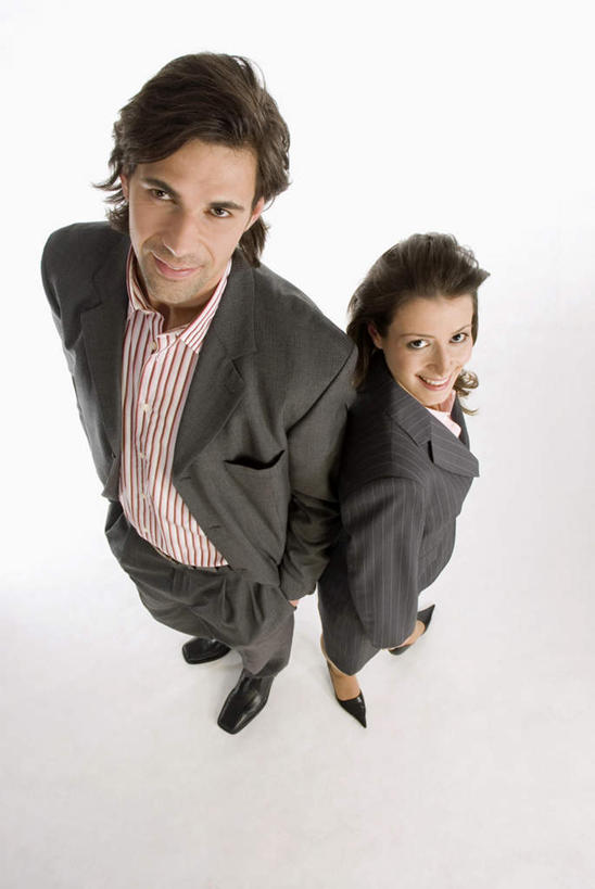 西方人,两个人,同事,商务人士,商务男性,商务女性,站,笑,微笑,露齿笑,竖图,俯视,室内,白天,白色背景,衬衫,成功,合作,团队,集体,信心,欧洲,欧洲人,套装,注视,队伍,观察,看,站着,摄影,影棚,观看,察看,领导,成就,关注,商务装,合伙,领袖,工薪阶层,男人,男性,年轻男性,年轻女性,女人,女性,白种人,白领,上班族,抬头,仰头,站立,彩图,高角度拍摄,全身,影棚拍摄,衬衣,拍摄