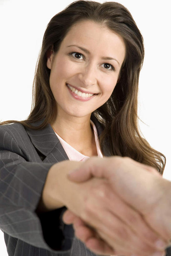 西方人,一个人,商务人士,商务女性,站,握手,笑,微笑,竖图,室内,白天,白色背景,正面,欧洲,欧洲人,仅一个年轻女性,仅一个女性,仅一个人,套装,注视,观察,看,站着,摄影,影棚,观看,察看,关注,商务装,工薪阶层,年轻女性,女人,女性,白种人,白领,上班族,搀手,拉手,手拉手,手握手,站立,半身,彩图,影棚拍摄,拍摄