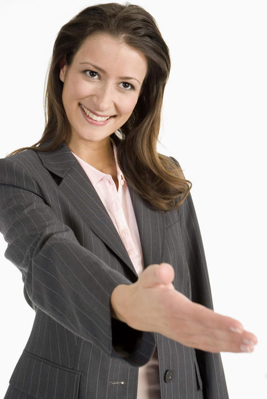 西方人,一个人,商务人士,商务女性,站,握手,笑,微笑,露齿笑,竖图,室内,白天,白色背景,正面,欧洲,欧洲人,仅一个年轻女性,仅一个女性,仅一个人,套装,注视,观察,看,站着,摄影,影棚,观看,察看,关注,商务装,工薪阶层,年轻女性,女人,女性,白种人,白领,上班族,搀手,拉手,手搀手,手拉手,手牵手,手握手,站立,半身,彩图,影棚拍摄,拍摄