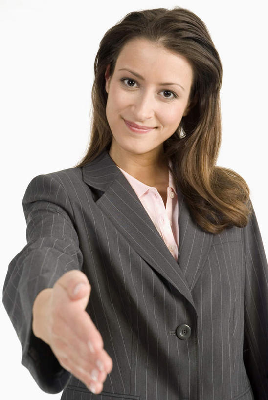 西方人,一个人,商务人士,商务女性,站,握手,笑,微笑,竖图,室内,白天,白色背景,正面,欧洲,欧洲人,仅一个年轻女性,仅一个女性,仅一个人,套装,注视,观察,看,站着,摄影,影棚,观看,察看,关注,商务装,工薪阶层,年轻女性,女人,女性,白种人,白领,上班族,搀手,拉手,手搀手,手拉手,手牵手,手握手,站立,半身,彩图,影棚拍摄,拍摄