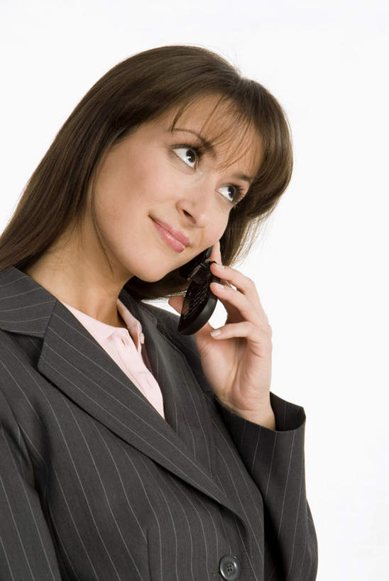 西方人,脸,头,脸颊,手,一个人,商务人士,商务女性,站,笑,打电话,微笑,竖图,室内,特写,白天,白色背景,侧面,电话,手机,欧洲,欧洲人,仅一个年轻女性,仅一个女性,仅一个人,握,套装,拿,拿着,注视,通讯设备,肩膀,观察,看,站着,手部,握着,摄影,影棚,观看,单手,察看,关注,商务装,工薪阶层,交流,年轻女性,女人,女性,白种人,头部,脸部,脸蛋,面部,白领,上班族,沟通,通话,站立,半身,彩图,影棚拍摄,拍摄