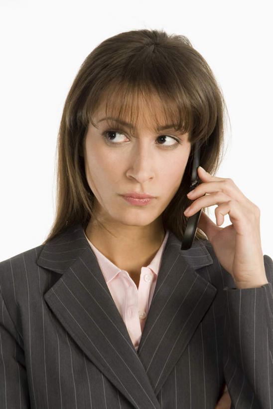 西方人,脸,头,脸颊,手,一个人,商务人士,商务女性,站,打电话,竖图,室内,特写,白天,白色背景,正面,电话,手机,欧洲,欧洲人,仅一个年轻女性,仅一个女性,仅一个人,握,套装,拿,拿着,注视,通讯设备,肩膀,观察,看,站着,手部,握着,摄影,影棚,观看,单手,察看,关注,商务装,工薪阶层,交流,年轻女性,女人,女性,白种人,头部,脸部,脸蛋,面部,白领,上班族,沟通,通话,站立,半身,彩图,影棚拍摄,拍摄