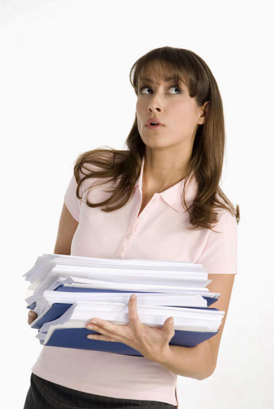 西方人,一个人,商务人士,商务女性,站,捧,竖图,室内,白天,白色背景,正面,欧洲,欧洲人,仅一个年轻女性,仅一个女性,仅一个人,套装,材料,档案,文件,注视,资料,观察,看,站着,摄影,影棚,观看,察看,关注,文档,商务装,工薪阶层,年轻女性,女人,女性,白种人,白领,上班族,端,端着,捧着,手捧,站立,半身,彩图,影棚拍摄,拍摄