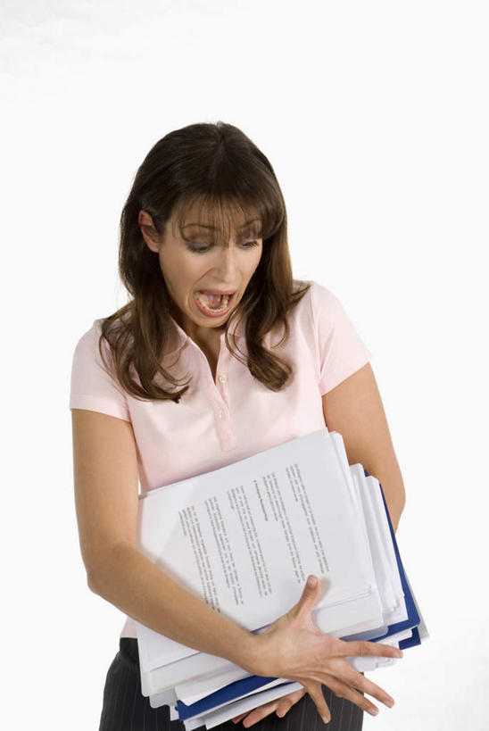 西方人,一个人,商务人士,商务女性,站,竖图,俯视,室内,白天,白色背景,欧洲,欧洲人,仅一个年轻女性,仅一个女性,仅一个人,握,套装,拿,拿着,注视,观察,看,站着,鬼脸,握着,摄影,影棚,观看,察看,关注,商务装,工薪阶层,年轻女性,女人,女性,白种人,白领,上班族,站立,半身,彩图,高角度拍摄,影棚拍摄,拍摄