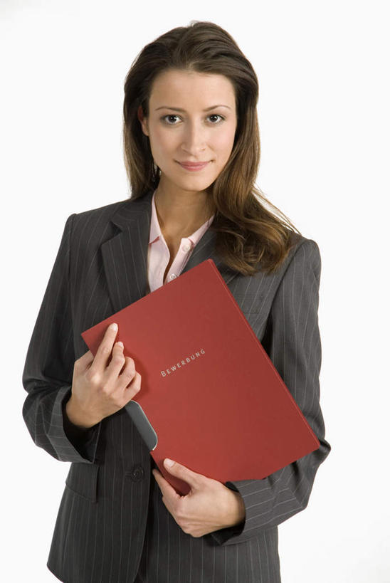 西方人,一个人,商务人士,商务女性,站,笑,微笑,竖图,室内,白天,白色背景,正面,欧洲,欧洲人,仅一个年轻女性,仅一个女性,仅一个人,握,套装,材料,档案,文件,拿,拿着,注视,资料,观察,看,站着,握着,摄影,影棚,观看,察看,关注,文档,商务装,工薪阶层,年轻女性,女人,女性,白种人,白领,上班族,站立,半身,彩图,影棚拍摄,拍摄