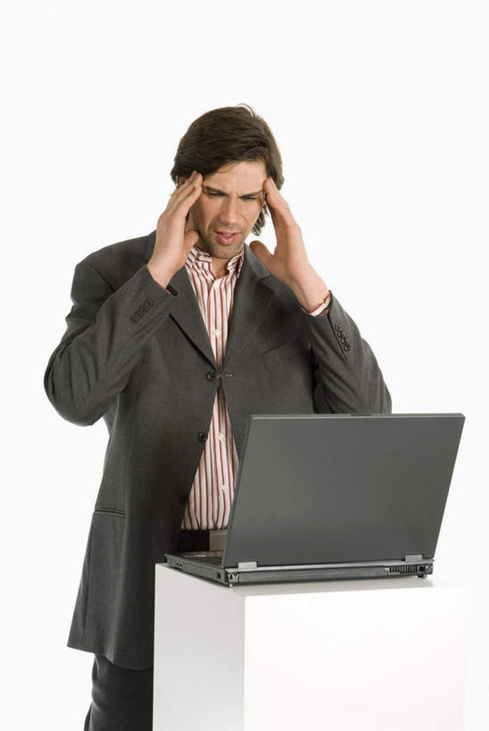 西方人,一个人,商务人士,商务男性,站,竖图,室内,白天,白色背景,正面,衬衫,电脑,笔记本电脑,欧洲,欧洲人,仅一个男性,仅一个人,套装,网络,注视,通讯设备,仅一个年轻男性,观察,看,站着,摄影,影棚,观看,头痛,察看,无线,关注,通信设备,商务装,无线网络,无线上网,便携式电脑,工薪阶层,手提电脑,男人,男性,年轻男性,白种人,白领,上班族,站立,半身,彩图,影棚拍摄,衬衣,拍摄