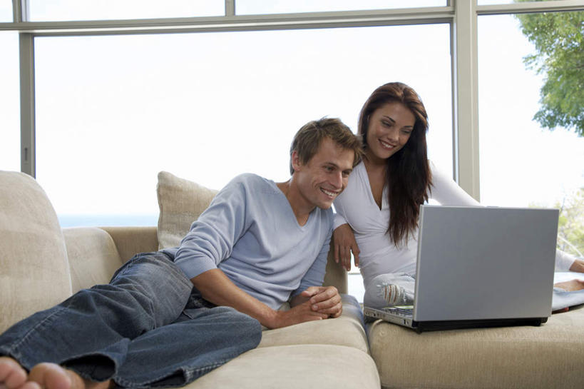 西方人,两个人,夫妻,客厅,坐,笑,微笑,露齿笑,横图,室内,白天,正面,爱情,电脑,笔记本电脑,沙发,欧洲,欧洲人,服装,网络,浪漫,注视,通讯设备,衣服,观察,看,恩爱,恋人,服饰,观看,察看,无线,起居室,衣着,穿着,关注,通信设备,无线网络,布艺沙发,无线上网,便携式电脑,衣饰,客堂,手提电脑,男人,男性,年轻男性,年轻女性,女人,女性,白种人,情侣,坐着,半身,彩图,伴侣