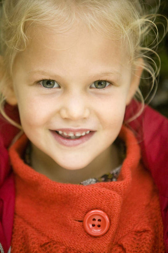 西方人,儿童,脸,头,脸颊,一个人,笑,微笑,露齿笑,竖图,室外,特写,白天,正面,纯洁,欧洲,欧洲人,仅一个女性,仅一个人,服装,注视,肩膀,小孩,衣服,红色,观察,看,仅一个小孩,可爱,童年,童趣,服饰,观看,察看,衣着,穿着,关注,童真,烂漫,无邪,衣饰,天真,女孩,女人,女性,白种人,孩子,头部,脸部,脸蛋,面部,半身,彩图,女生