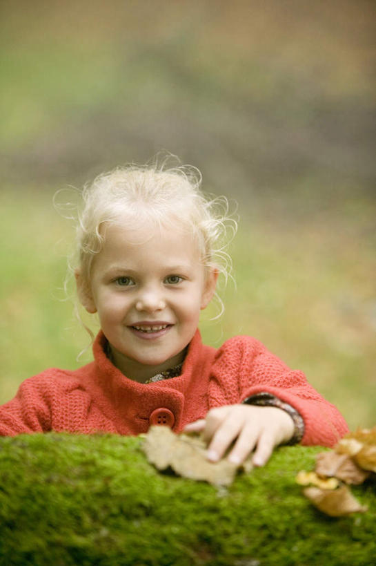 西方人,儿童,一个人,笑,微笑,露齿笑,竖图,室外,白天,正面,纯洁,草地,草坪,植物,叶子,欧洲,欧洲人,仅一个女性,仅一个人,服装,朦胧,模糊,青苔,枯叶,落叶,苔藓,注视,草,小孩,衣服,红色,绿色,观察,看,仅一个小孩,可爱,童年,童趣,服饰,观看,察看,衣着,穿着,关注,童真,烂漫,无邪,衣饰,天真,女孩,女人,女性,白种人,孩子,叶,叶片,半身,彩图,女生