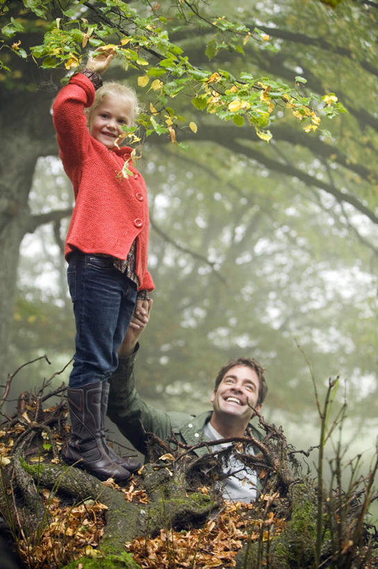 西方人,儿童,中年人,两个人,家庭,父亲,女儿,站,握手,笑,微笑,露齿笑,竖图,室外,白天,正面,旅游,度假,纯洁,秋季,植物,雾,欧洲,欧洲人,服装,朦胧,模糊,注视,娱乐,树,树木,小孩,衣服,绿色,自然,观察,看,站着,享受,休闲,温暖,温馨,父女,一家人,放松,父爱,可爱,童年,童趣,服饰,生长,成长,观看,迷雾,和睦,察看,衣着,穿着,关注,户外运动,童真,烂漫,无邪,衣饰,天真,男人,男性,女孩,中年男性,白种人,孩子,大雾,秋,秋天,搀手,拉手,手搀手,手拉手,手牵手,手握手,站立,半身,彩图,融洽,女生