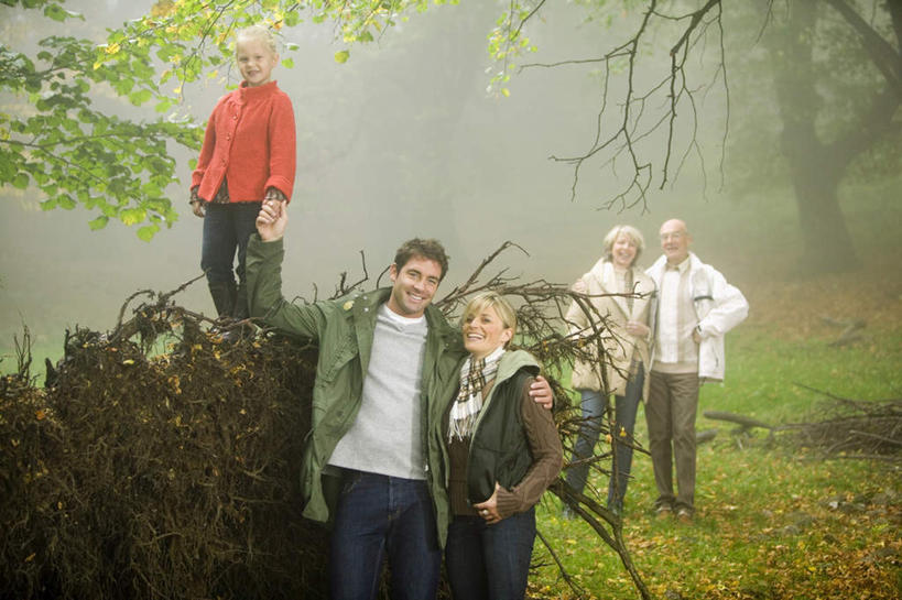 西方人,儿童,中年人,老年人,夫妻,母亲,父亲,女儿,祖母,祖父,三代同堂,站,握手,抱,笑,微笑,露齿笑,横图,室外,白天,正面,爱情,旅游,度假,纯洁,秋季,树林,植物,雾,欧洲,欧洲人,五个人,服装,朦胧,模糊,许多人,浪漫,注视,娱乐,祖孙三代,树,树木,小孩,衣服,绿色,自然,观察,看,站着,一群人,享受,休闲,温暖,温馨,父女,母女,恩爱,放松,父爱,可爱,母爱,童年,童趣,恋人,服饰,生长,奶奶,爷爷,成长,抱着,观看,祖孙,迷雾,和睦,察看,搂着,衣着,穿着,关注,户外运动,童真,烂漫,无邪,外婆,外孙女,外祖母,外公,外祖父,衣饰,天真,老年男性,老年女性,男人,男性,女孩,女人,女性,中年男性,中年女性,白种人,孩子,夫妇,情侣,全家福,孙女,大雾,秋,秋天,拉手,搂,搂抱,手拉手,手握手,站立,半身,彩图,伴侣,融洽,女生,爸爸,多代同堂,妈妈