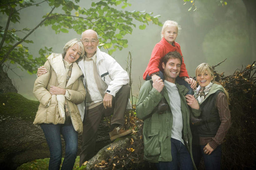 西方人,儿童,中年人,老年人,夫妻,母亲,父亲,女儿,祖母,祖父,三代同堂,站,抱,笑,微笑,露齿笑,横图,室外,白天,正面,爱情,旅游,度假,纯洁,秋季,树林,植物,雾,欧洲,欧洲人,五个人,服装,朦胧,模糊,许多人,浪漫,注视,娱乐,祖孙三代,树,树木,小孩,骑,衣服,绿色,自然,观察,看,扛,站着,一群人,享受,休闲,温暖,温馨,父女,母女,恩爱,放松,父爱,可爱,母爱,童年,童趣,恋人,服饰,生长,奶奶,爷爷,成长,抱着,观看,祖孙,迷雾,和睦,察看,搂着,衣着,穿着,关注,户外运动,童真,烂漫,无邪,外婆,外孙女,外祖母,外公,外祖父,衣饰,扛在肩上,骑在肩上,天真,老年男性,老年女性,男人,男性,女孩,女人,女性,中年男性,中年女性,白种人,孩子,夫妇,情侣,全家福,孙女,大雾,秋,秋天,搂,搂抱,站立,半身,彩图,伴侣,融洽,女生,爸爸,多代同堂,妈妈