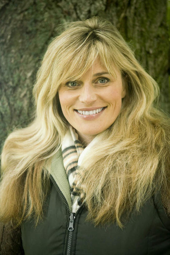 西方人,脸,头,脸颊,一个人,站,笑,微笑,露齿笑,竖图,室外,特写,白天,正面,植物,欧洲,欧洲人,仅一个女性,仅一个人,服装,树桩,注视,肩膀,树,树干,树木,衣服,绿色,自然,观察,看,站着,仅一个中年女性,金色,木桩,服饰,生长,成长,观看,察看,衣着,穿着,关注,衣饰,女人,女性,中年女性,白种人,头部,长发,卷发,脸部,脸蛋,面部,站立,半身,彩图