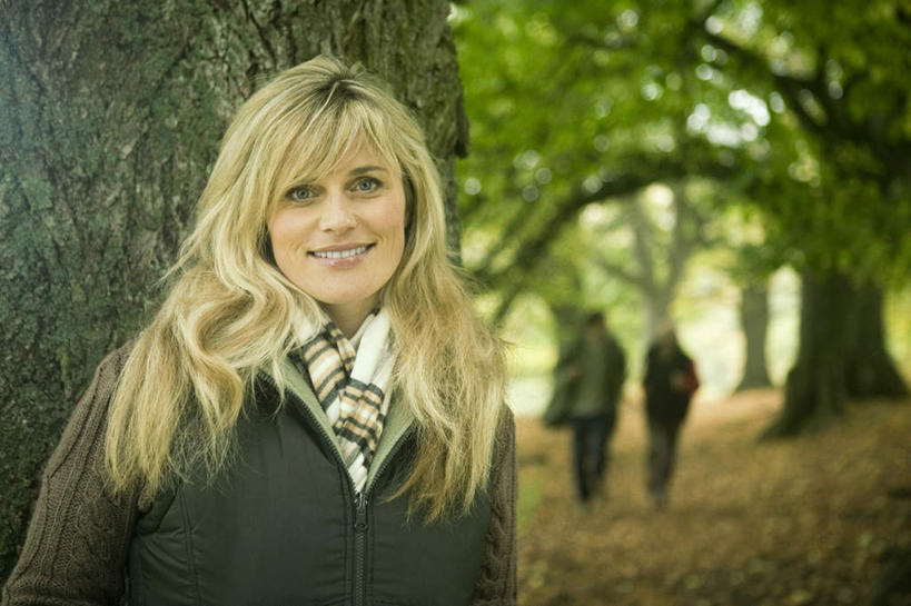 西方人,三个人,站,笑,微笑,露齿笑,横图,室外,白天,正面,树林,植物,欧洲,欧洲人,服装,朦胧,模糊,树桩,注视,树,树干,树木,衣服,绿色,自然,观察,看,站着,木桩,服饰,生长,成长,观看,察看,衣着,穿着,关注,衣饰,老年男性,男人,男性,女人,女性,中年男性,中年女性,白种人,站立,半身,彩图