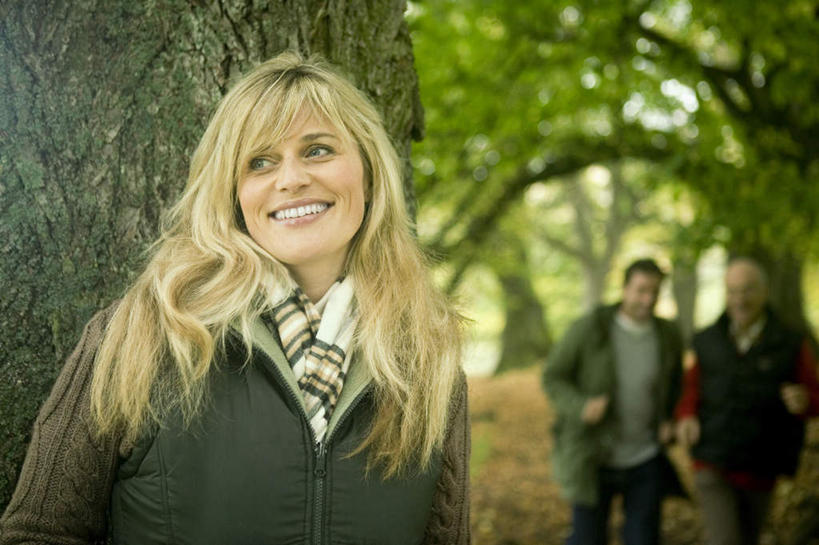 西方人,三个人,站,笑,微笑,露齿笑,横图,室外,白天,正面,树林,植物,欧洲,欧洲人,服装,朦胧,模糊,树桩,注视,树,树干,树木,衣服,绿色,自然,观察,看,站着,木桩,服饰,生长,成长,观看,察看,衣着,穿着,关注,衣饰,老年男性,男人,男性,女人,女性,中年男性,中年女性,白种人,站立,半身,彩图