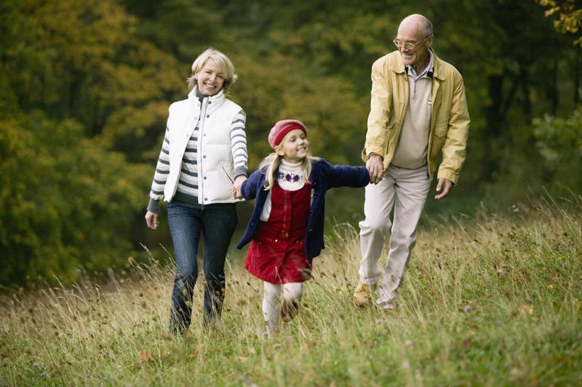 西方人,儿童,老年人,三个人,家庭,夫妻,祖母,祖父,走,握手,笑,微笑,露齿笑,横图,室外,白天,正面,爱情,纯洁,草地,植物,欧洲,欧洲人,戴,服装,眼镜,浪漫,注视,草,树,树木,小孩,衣服,绿色,自然,观察,看,温暖,温馨,一家人,恩爱,可爱,童年,童趣,恋人,服饰,生长,奶奶,爷爷,成长,观看,祖孙,老花镜,和睦,察看,衣着,穿着,关注,童真,烂漫,无邪,外婆,外孙女,外祖母,外公,外祖父,衣饰,远视眼镜,天真,老年男性,老年女性,男人,男性,女孩,女人,女性,白种人,孩子,夫妇,情侣,孙女,步行,搀手,拉手,散步,手搀手,手拉手,手牵手,手握手,走路,彩图,全身,伴侣,融洽,女生