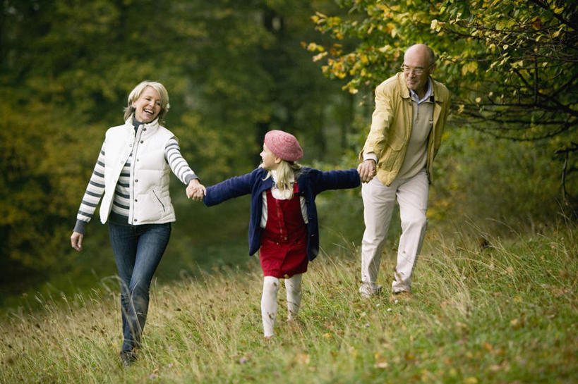 西方人,儿童,老年人,三个人,家庭,夫妻,祖母,祖父,走,伸展双臂,握手,笑,微笑,露齿笑,横图,室外,白天,正面,爱情,纯洁,草地,植物,欧洲,欧洲人,戴,服装,眼镜,浪漫,注视,草,树,树木,小孩,衣服,绿色,自然,观察,看,温暖,温馨,一家人,恩爱,可爱,童年,童趣,恋人,服饰,生长,奶奶,爷爷,成长,观看,祖孙,老花镜,和睦,察看,衣着,穿着,关注,童真,烂漫,无邪,外婆,外孙女,外祖母,外公,外祖父,衣饰,远视眼镜,天真,老年男性,老年女性,男人,男性,女孩,女人,女性,白种人,孩子,夫妇,情侣,孙女,步行,搀手,敞开双臂,拉手,散步,伸开双臂,手搀手,手拉手,手牵手,手握手,展开双肩,张开手臂,张开双臂,走路,彩图,全身,伴侣,融洽,女生