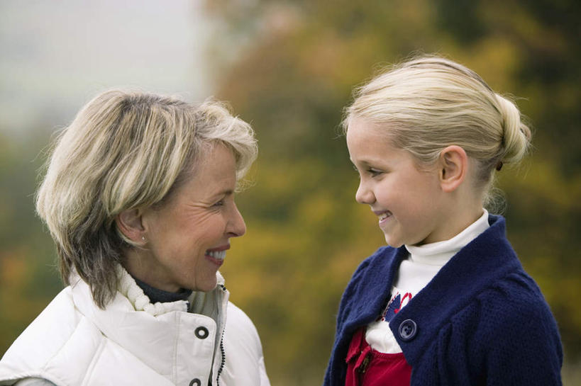 西方人,儿童,老年人,脸,头,脸颊,两个人,家庭,祖母,笑,微笑,露齿笑,横图,室外,特写,白天,正面,纯洁,欧洲,欧洲人,服装,朦胧,模糊,注视,肩膀,相视,小孩,衣服,观察,看,温暖,温馨,一家人,面对面,可爱,童年,童趣,服饰,奶奶,观看,祖孙,对视,和睦,察看,互视,衣着,穿着,关注,相对,童真,烂漫,无邪,外婆,外孙女,外祖母,相看,衣饰,天真,老年女性,女孩,女人,女性,白种人,孩子,头部,脸部,脸蛋,面部,孙女,半身,彩图,融洽,女生