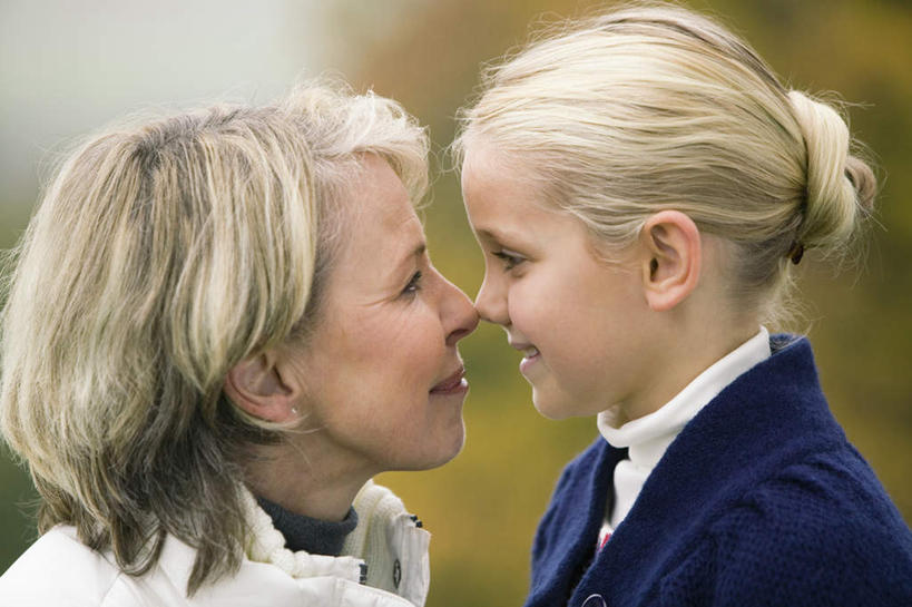 西方人,儿童,老年人,脸,头,脸颊,两个人,家庭,祖母,笑,微笑,露齿笑,横图,室外,特写,白天,正面,纯洁,欧洲,欧洲人,服装,朦胧,模糊,注视,肩膀,相视,小孩,衣服,观察,看,温暖,温馨,一家人,面对面,可爱,童年,童趣,服饰,奶奶,观看,祖孙,对视,和睦,察看,互视,衣着,穿着,关注,相对,童真,烂漫,无邪,外婆,外孙女,外祖母,相看,衣饰,天真,老年女性,女孩,女人,女性,白种人,孩子,头部,脸部,脸蛋,面部,孙女,半身,彩图,融洽,女生