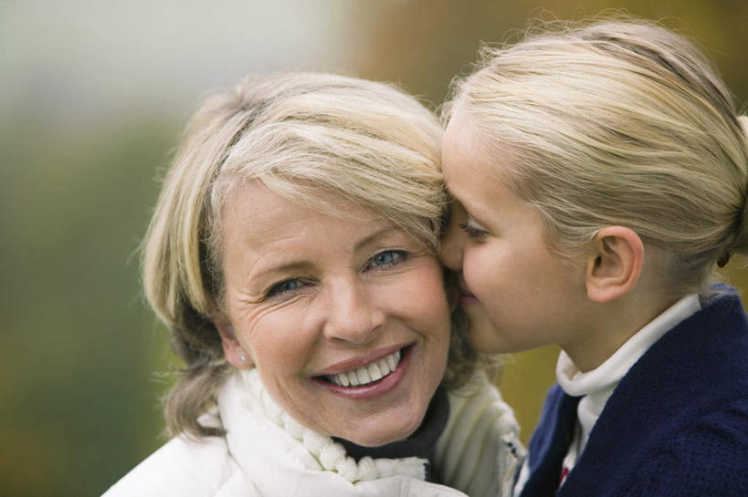 西方人,儿童,老年人,脸,头,脸颊,两个人,家庭,祖母,笑,吻,微笑,露齿笑,横图,室外,特写,白天,正面,纯洁,欧洲,欧洲人,服装,朦胧,模糊,注视,肩膀,小孩,衣服,观察,看,温暖,温馨,一家人,可爱,童年,童趣,服饰,奶奶,观看,祖孙,和睦,察看,衣着,穿着,关注,童真,烂漫,无邪,外婆,外孙女,外祖母,衣饰,天真,老年女性,女孩,女人,女性,白种人,孩子,头部,脸部,脸蛋,面部,孙女,亲,亲吻,半身,彩图,融洽,女生