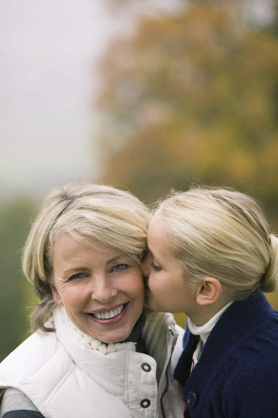 西方人,儿童,老年人,脸,头,脸颊,两个人,家庭,祖母,笑,吻,微笑,露齿笑,竖图,室外,特写,白天,正面,纯洁,欧洲,欧洲人,服装,朦胧,模糊,注视,肩膀,小孩,衣服,观察,看,温暖,温馨,一家人,可爱,童年,童趣,服饰,奶奶,观看,祖孙,和睦,察看,衣着,穿着,关注,童真,烂漫,无邪,外婆,外孙女,外祖母,衣饰,天真,老年女性,女孩,女人,女性,白种人,孩子,头部,脸部,脸蛋,面部,孙女,亲,亲吻,半身,彩图,融洽,女生