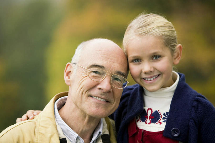 西方人,儿童,老年人,脸,头,脸颊,两个人,家庭,祖父,抱,笑,微笑,露齿笑,横图,室外,特写,白天,正面,纯洁,欧洲,欧洲人,戴,服装,朦胧,模糊,眼镜,注视,肩膀,小孩,衣服,观察,看,温暖,温馨,一家人,可爱,童年,童趣,服饰,爷爷,抱着,观看,祖孙,老花镜,和睦,察看,搂着,衣着,穿着,关注,童真,烂漫,无邪,外孙女,外公,外祖父,衣饰,远视眼镜,天真,老年男性,男人,男性,女孩,白种人,孩子,头部,脸部,脸蛋,面部,孙女,搂,搂抱,半身,彩图,融洽,女生